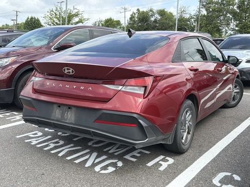 Used 2025 Hyundai Elantra SE FWD image 4