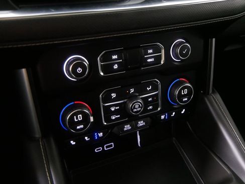 Used 2024 Chevrolet Tahoe Premier AWD/4WD image 32