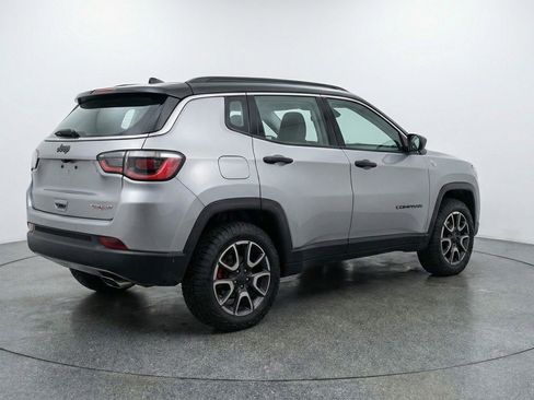 Used 2025 Jeep Compass Trailhawk image 9
