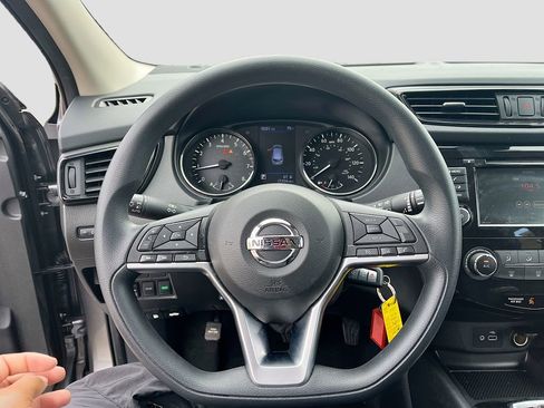 Used 2020 Nissan Rogue Sport S image 11