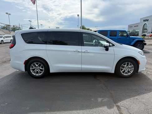 Used 2023 Chrysler Pacifica Touring-L FWD image 13