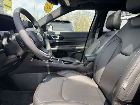 Used 2025 Jeep Compass Limited w/ Sun & Sound Group AWD/4WD image 13
