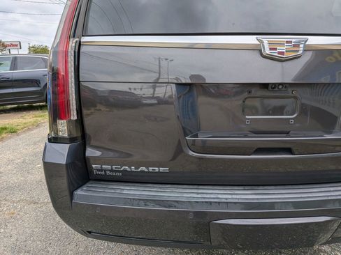 Used 2017 Cadillac Escalade Platinum AWD/4WD image 21