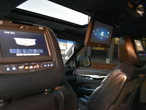 Used 2018 Cadillac Escalade Platinum image 43