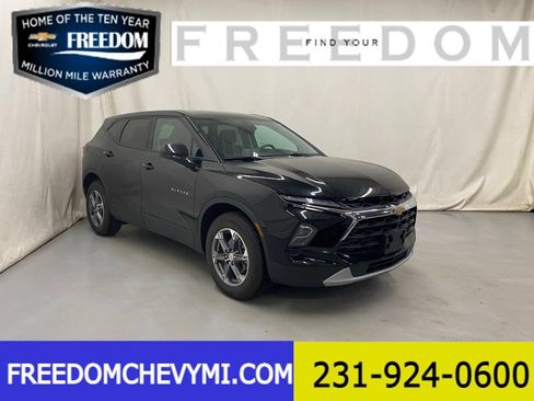 Used 2025 Chevrolet Blazer LT AWD/4WD image 1