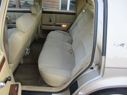 Used 1993 Dodge Dynasty FWD image 19