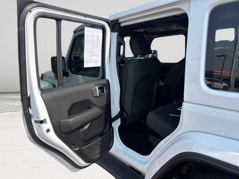 Used 2025 Jeep Wrangler Sahara image 18