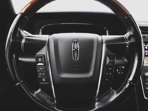 Used 2017 Lincoln Navigator Select image 15