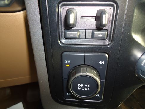 Used 2023 Ford F150 Lariat w/ Trailer Tow Package image 22