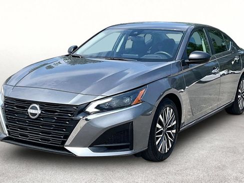 Used 2025 Nissan Altima 2.5 SV FWD image 12