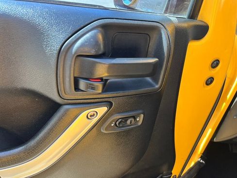 Used 2015 Jeep Wrangler Unlimited Rubicon w/ Connectivity Group image 25