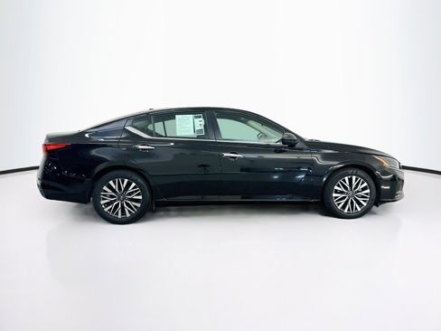 Used 2025 Nissan Altima 2.5 SV FWD image 10