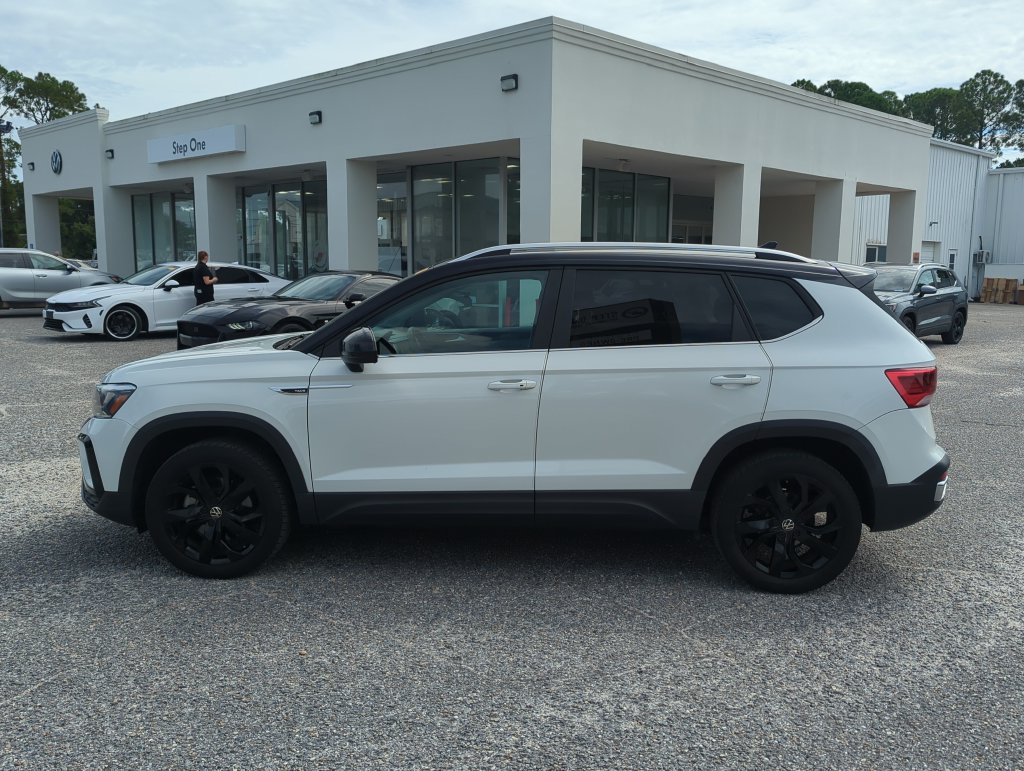 Used 2023 Volkswagen Taos SE w/ Panoramic Sunroof Package FWD image 4