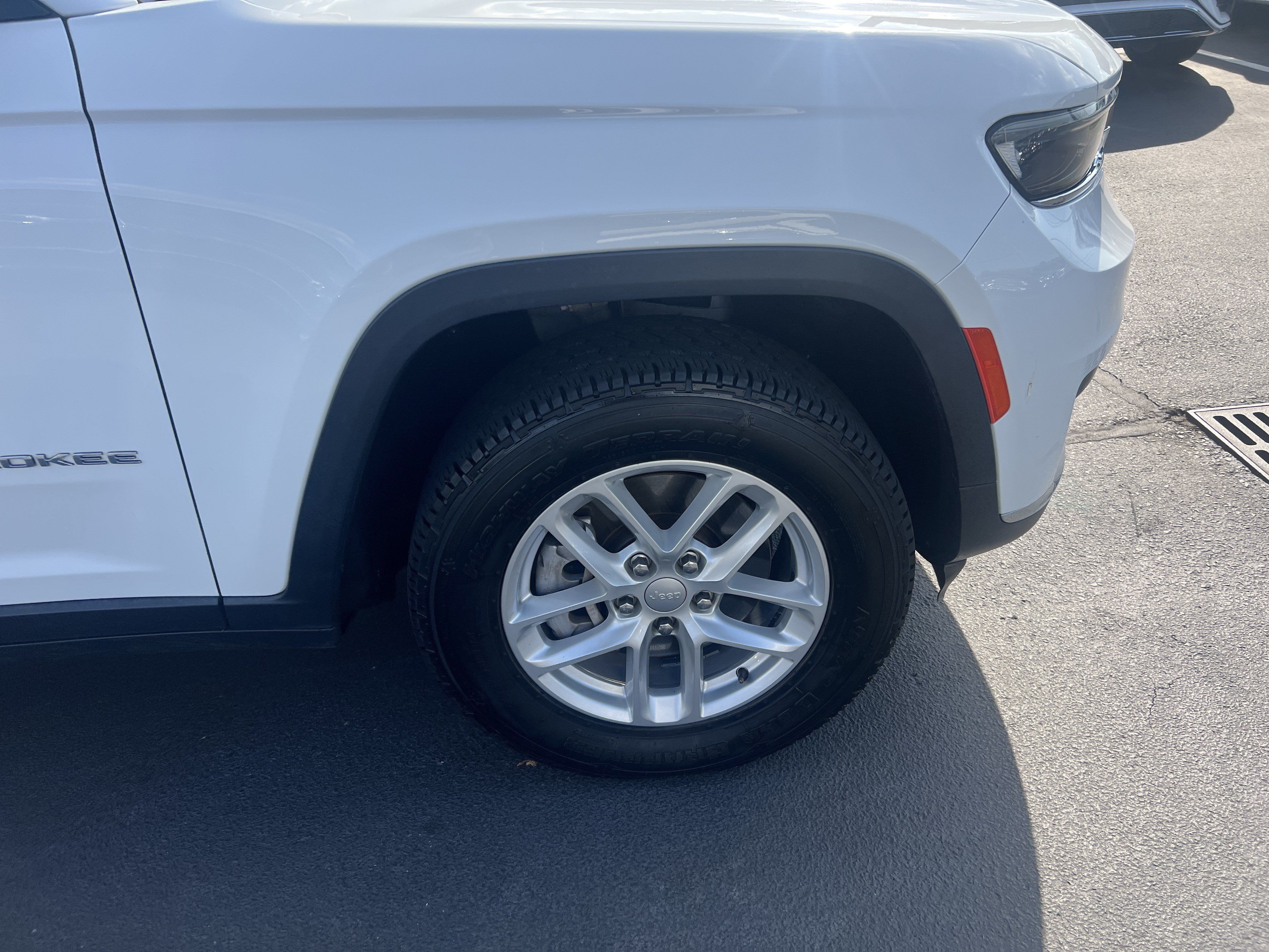 Used 2023 Jeep Grand Cherokee L Laredo AWD/4WD image 15