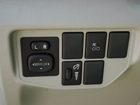 Used 2013 Toyota Prius Four w/ Deluxe Solar Roof Pkg FWD image 17