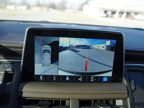 Used 2021 GMC Yukon SLT w/ Rear Media and Nav Package image 15