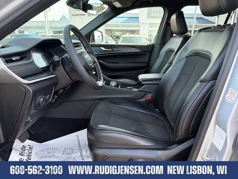 Used 2025 Jeep Grand Cherokee Altitude AWD/4WD image 9