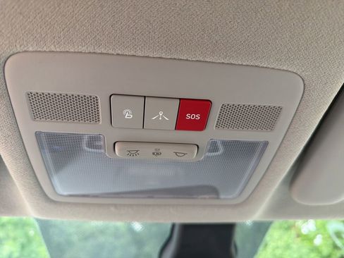 Used 2023 Hyundai Venue Limited FWD image 22