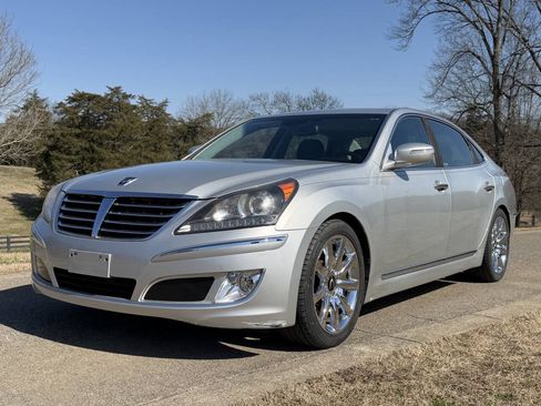 Used 2012 Hyundai Equus Signature RWD image 3