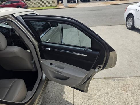 Used 2006 Chrysler 300 Touring RWD image 9