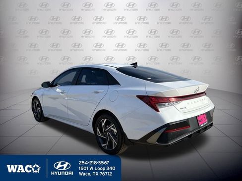 Used 2025 Hyundai Elantra SEL image 11