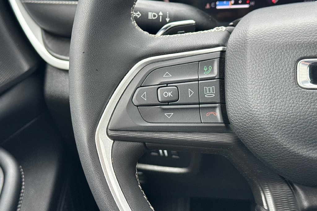 Used 2024 Jeep Grand Cherokee L Altitude RWD image 28