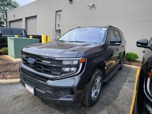 Used 2025 Ford Expedition Active AWD/4WD image 1