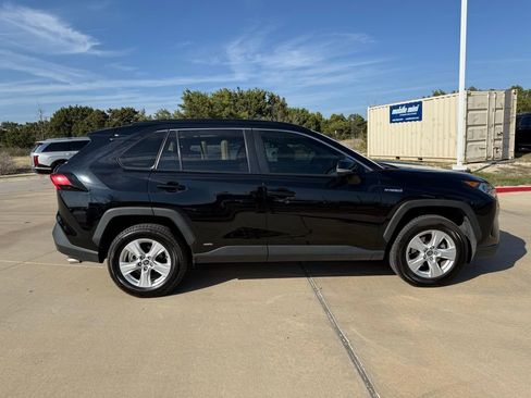 Used 2021 Toyota RAV4 XLE w/ Convenience Package image 4