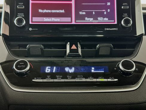 Used 2021 Toyota Corolla LE image 23