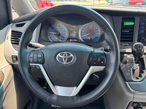 Used 2017 Toyota Sienna XLE Premium FWD image 14