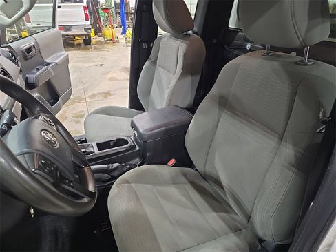 Used 2018 Toyota Tacoma image 12