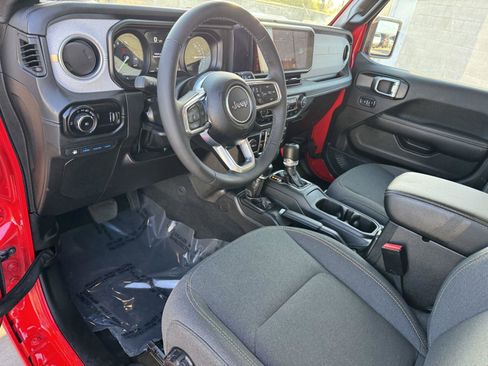 Certified 2025 Jeep Wrangler Unlimited Sahara w/ Safety Group AWD/4WD image 27