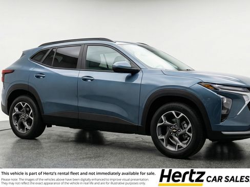 Used 2025 Chevrolet Trax LT FWD image 1