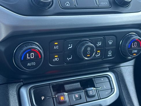 Used 2023 GMC Acadia SLE image 23