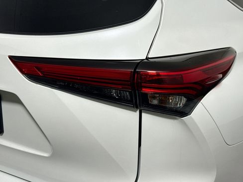 Used 2023 Toyota Highlander L image 34
