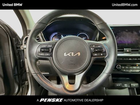 Used 2022 Kia Niro EX image 6