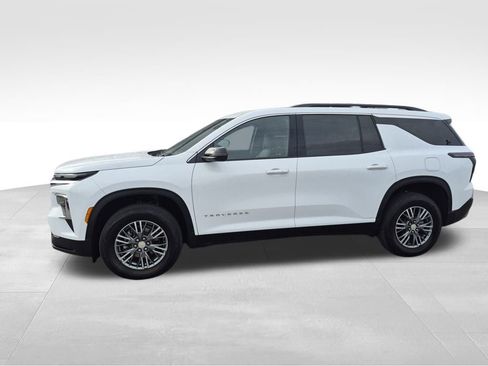 Used 2025 Chevrolet Traverse LT image 3