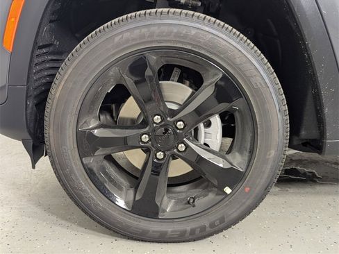 New 2025 Jeep Grand Cherokee Altitude image 9