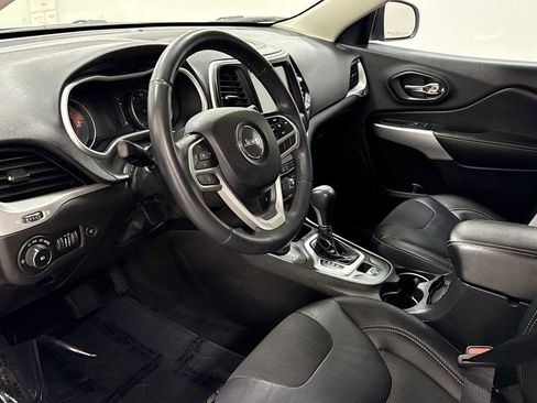 Used 2018 Jeep Cherokee Latitude Plus w/ Comfort/Convenience Group image 12