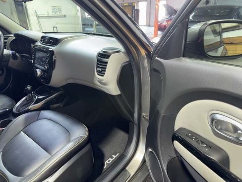 Used 2016 Kia Soul + w/ Primo Package FWD image 28