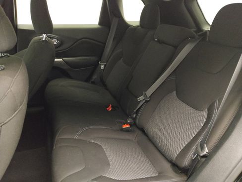 Used 2019 Jeep Cherokee Latitude w/ Popular Appearance Group image 18