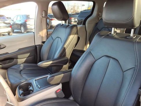 Used 2024 Chrysler Pacifica Limited FWD image 16