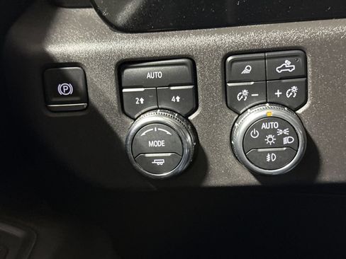 Used 2025 GMC Sierra 1500 SLT AWD/4WD image 19