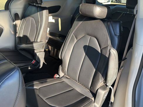 Used 2024 Chrysler Pacifica Touring-L FWD image 30