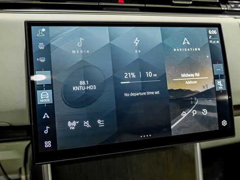 Used 2025 Land Rover Range Rover SE image 25