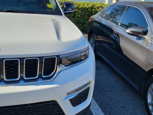 Used 2025 Jeep Grand Cherokee Limited w/ Luxury Tech Group II image 3