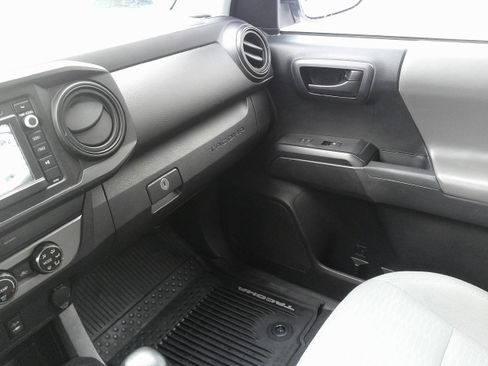 Used 2018 Toyota Tacoma SR image 29