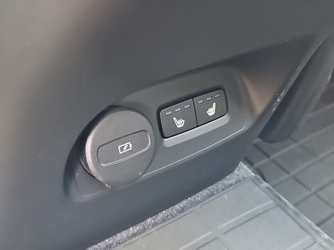 Used 2024 Volvo XC40 B5 Plus w/ Protection Package Premier AWD/4WD image 14