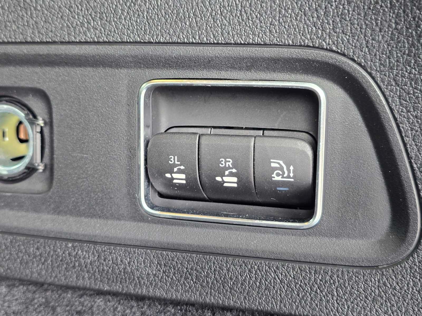 Used 2025 Mercedes-Benz GLS 450 4MATIC w/ AMG Line Exterior image 16
