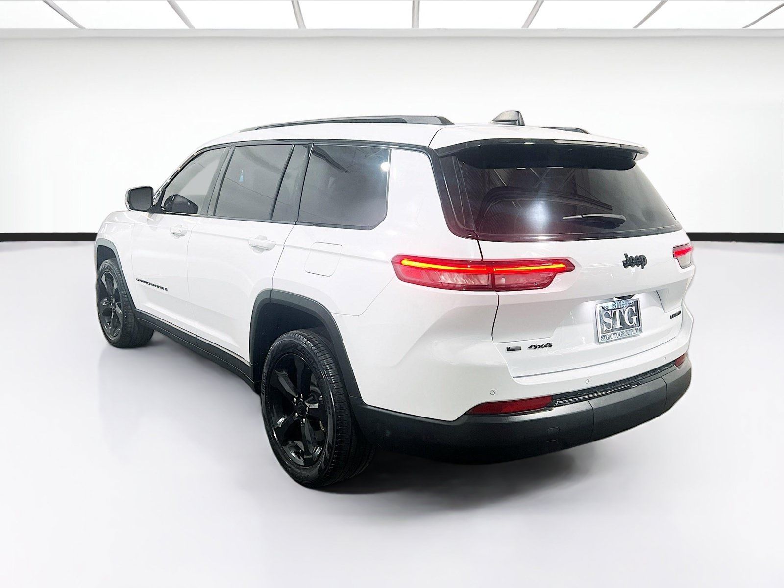Used 2022 Jeep Grand Cherokee L Limited w/ Black Appearance Package AWD/4WD image 6